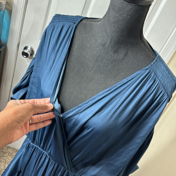 Beautiful Dress w/Small Slit Cut Out in Back - Picture 8 of 8